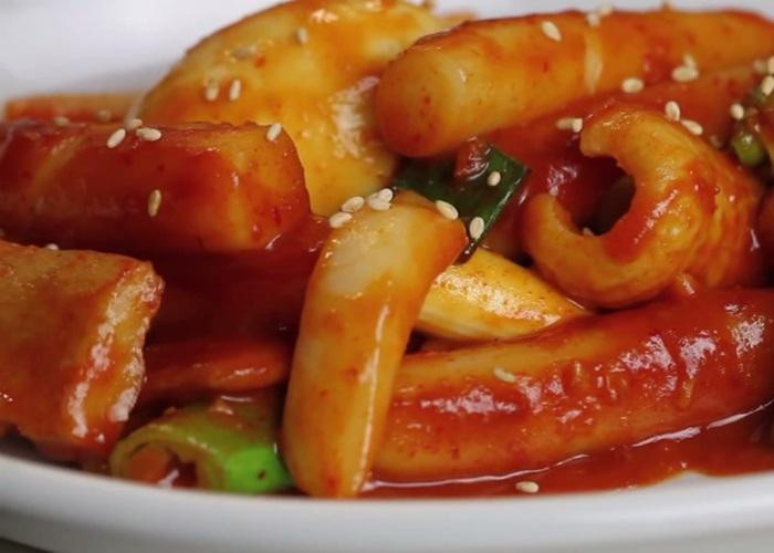 Làm bánh gạo cay Hàn Quốc