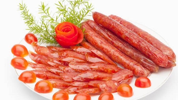 Lạp xưởng Vũng Thơm đỏ bóng bắt mắt, hấp dẫn ngay từ cái nhìn đầu tiên