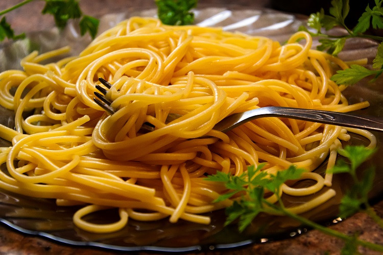 Luộc mì spaghetti với muối và dầu ăn để giữ độ tơi