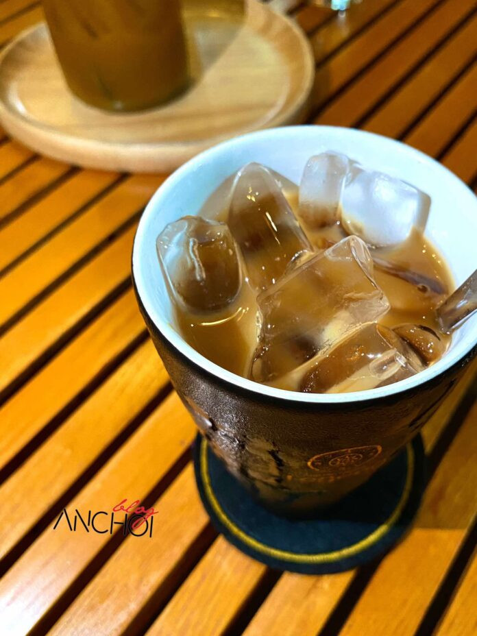 Ly cà phê sữa đá đậm đà đúng chất Việt tại Trung Nguyên Legend