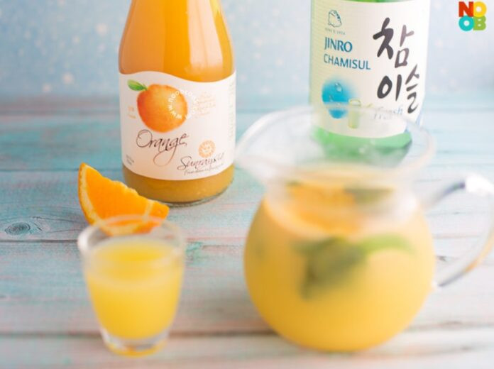 Ly cocktail nước cam và soju sáng màu, tươi mát