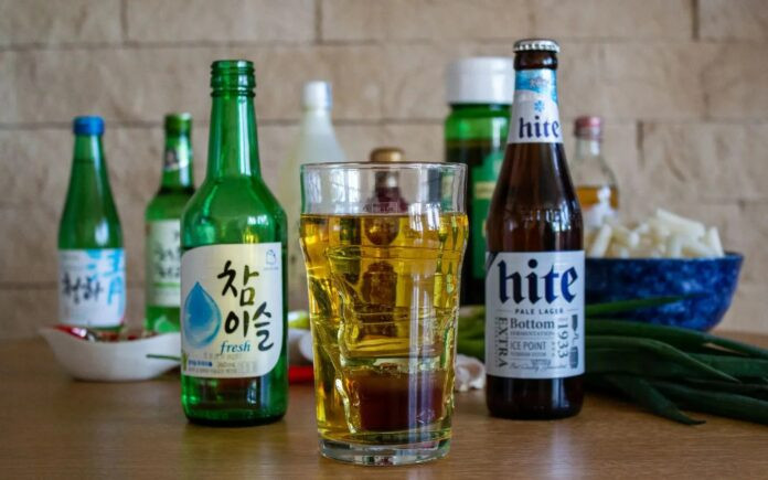 Ly Cojinganmek nhiều lớp độc đáo: coca đáy, soju ở giữa, bia phủ trên