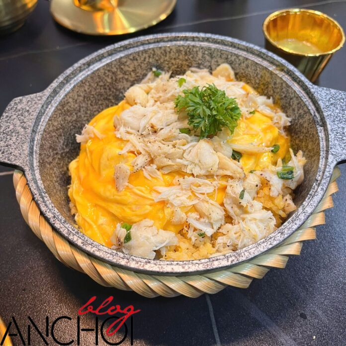 Má heo nướng và cơm chiên là món must try tại Tuxtax được nhiều thực khách yêu thích