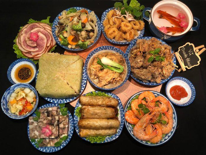 Mâm cỗ cúng hiện đại sáng tạo với xôi gấc, bánh bao chay và salad rau củ.