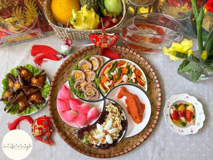 Mâm cỗ cúng Ông Công Ông Táo truyền thống với các món cổ điển như xôi cá chép, bánh chưng và canh măng.