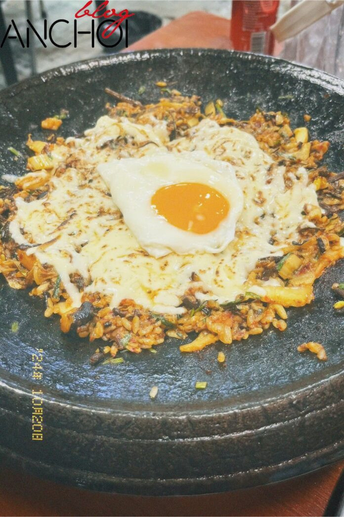 Mâm đồ ăn kèm tại Ottugi đầy đủ kimchi, giá trộn, rau sống và trứng hấp miễn phí