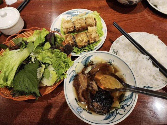 Một phần bún chả đầy đủ gồm 3 loại chả