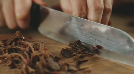 Nấm mèo được ngâm nở và thái chỉ