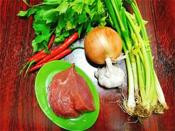 Nguyên liệu chuẩn bị cho món thịt bò xào cần tây