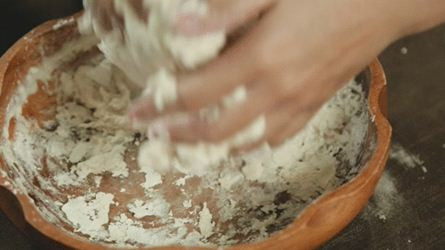 Nhào bột bằng tay để bột mịn và đàn hồi tốt
