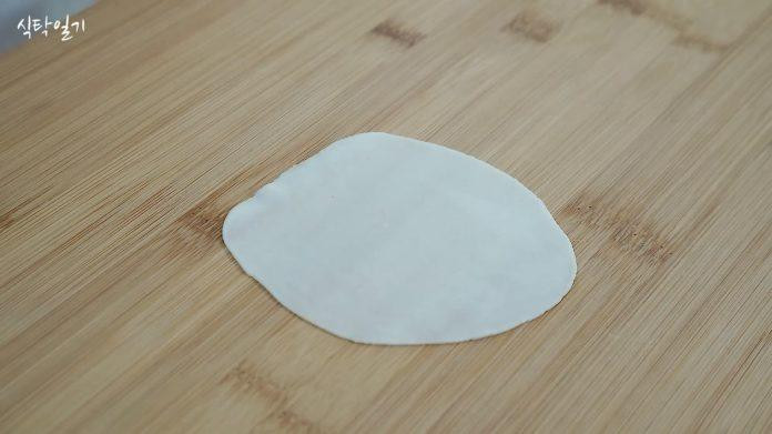 Nhào bột làm vỏ bánh