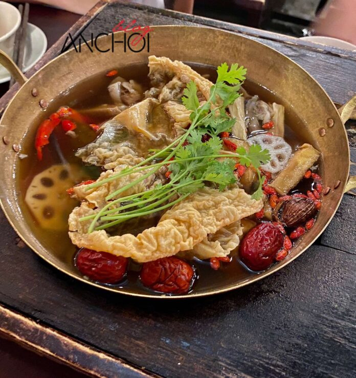 Nồi lẩu lòng tiềm cay đầy ắp topping tại quán Lẩu Hói