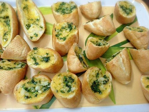 Phết bơ lên bánh mì
