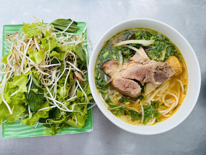 Quán bún bò Hẻm Huế thu hút thực khách bởi sự sạch sẽ, rộng rãi
