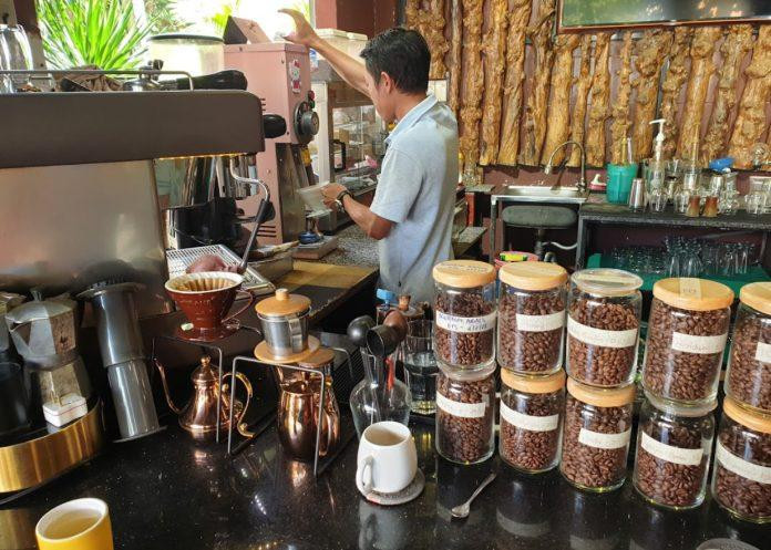 Quầy pha chế tại FA Cafe