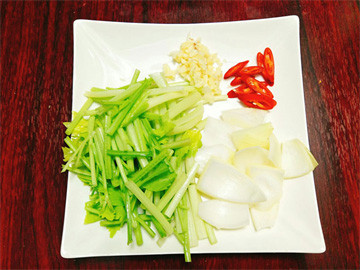 Sơ chế hành tây và cần tây trước khi xào