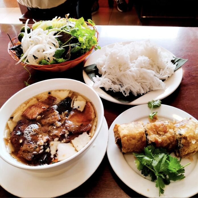 Suất bún chả đầy đặn tại Sinh Từ