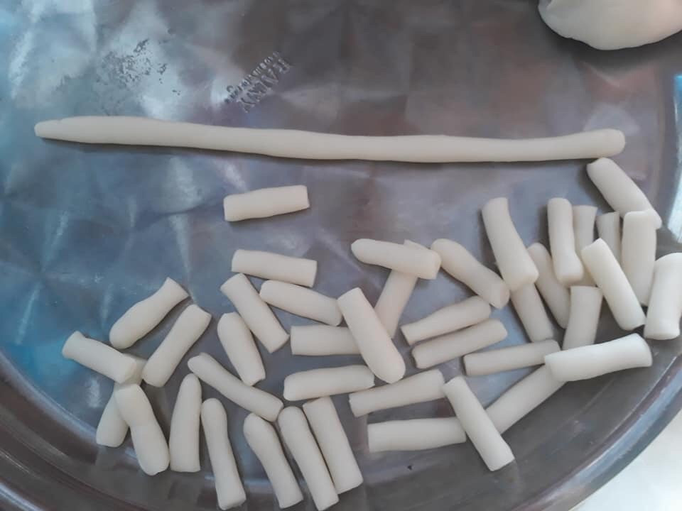 Tạo hình khối bột thành các dải dài