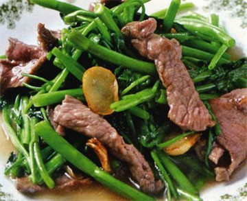 Thịt bò và rau muống tươi ngon chuẩn bị để xào