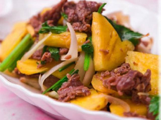 Thịt bò xào dứa đầy màu sắc đẹp mắt, sẵn sàng thưởng thức
