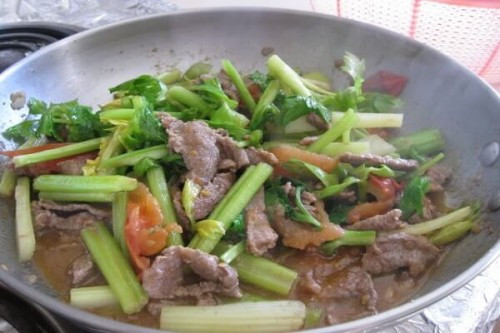 Thịt bò xào rau cần giòn ngon - 4