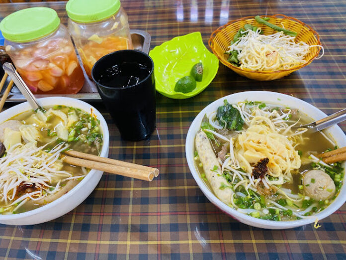 Tô bún bò chuẩn vị Huế tại quán 68