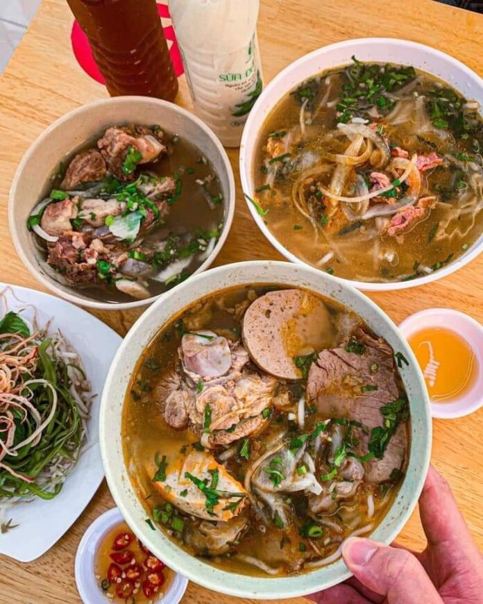 Tô bún bò đậm vị, đầy đặn topping tại quán Kim Hương