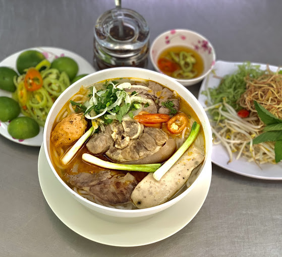 Tô bún bò đầy đủ với giò, chả cua và thịt tại quán Hạnh