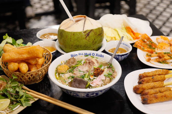 Tô bún bò Huế đầy đặn tại quán O Uông