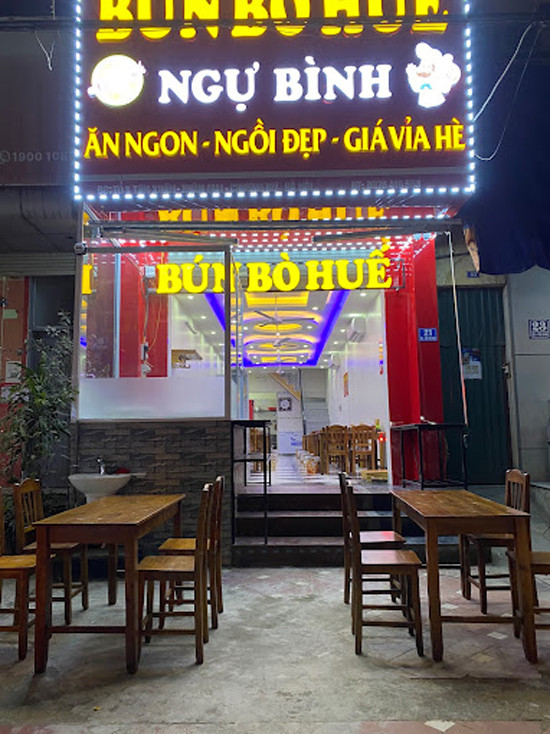 Tô bún bò Huế tại Ngự Bình với topping hấp dẫn