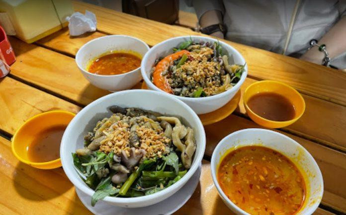 Tô mì đầy ụ hến, ốc và bạch tuộc tươi (Ảnh: Internet)