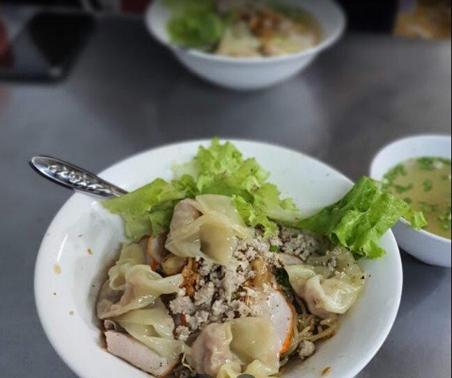Tô mì hoành thánh đặc biệt tại Tiệm Mì Nguyên Lợi (Ảnh: Internet)