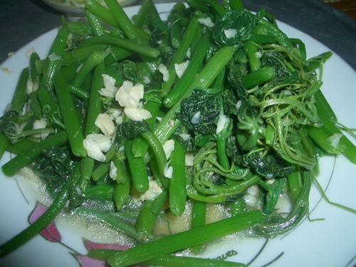 Tỏi băm nhuyễn, một nguyên liệu không thể thiếu trong món rau bí xào tỏi