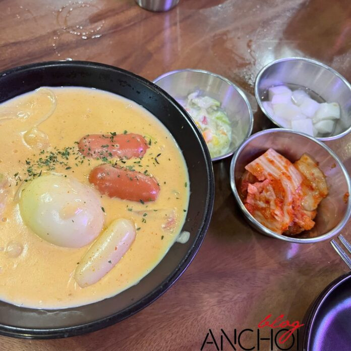 Tokbokki Rose phô mai tại Nollowa là món nên thử với hương vị béo - cay hài hòa