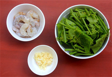 Tôm sú và ngọn su su được sơ chế kỹ lưỡng