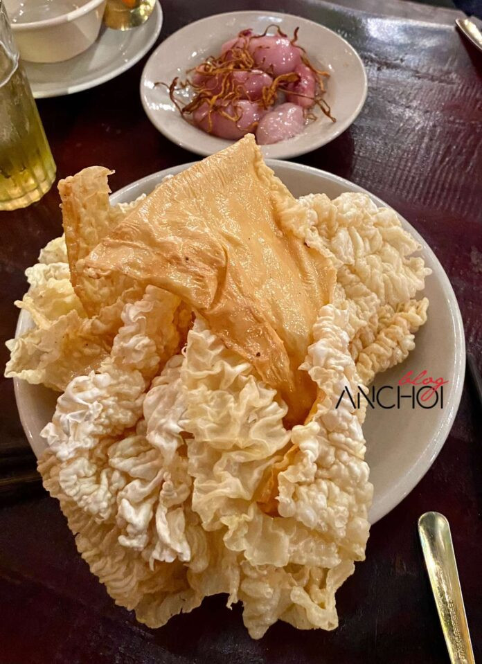 Topping ăn kèm gồm tàu hũ ky, ngọc kê, rau và nấm