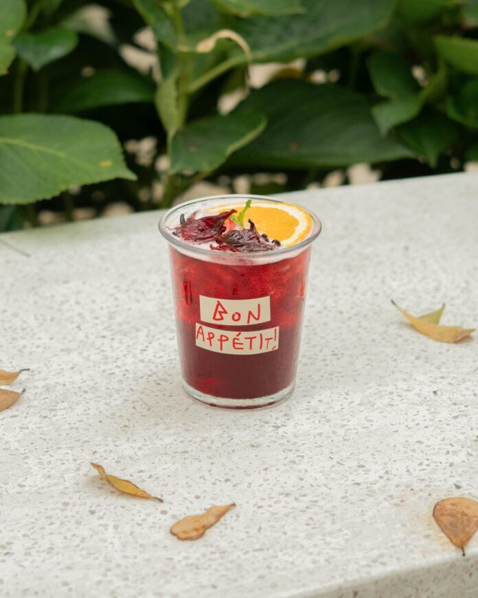 Trà Hibiscus thơm mát giữa không gian xanh tại Hômnay Cà Phê