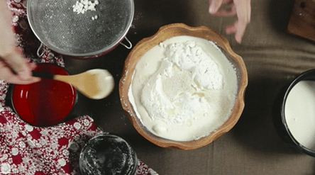 Trộn bột mì với men nở và sữa không đường