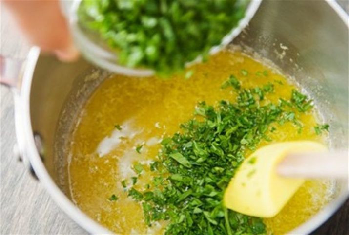 Trộn hỗn hợp bơ với rau mùi