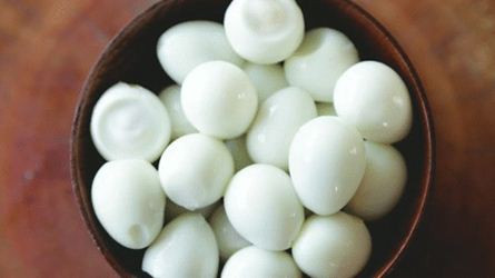Trứng cút được luộc chín và bóc sạch vỏ