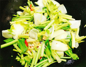 Xào cần tây và rau củ trên chảo lửa lớn để giữ màu sắc tươi mới