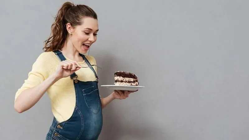 Bầu 3 tháng đầu ăn socola được không?