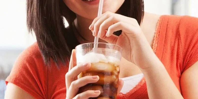 Mẹ bầu cần lưu ý gì khi uống nước ngọt có ga?