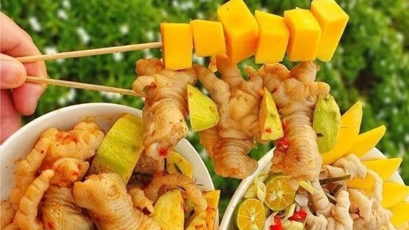 Chân gà rút xương trộn xoài xanh