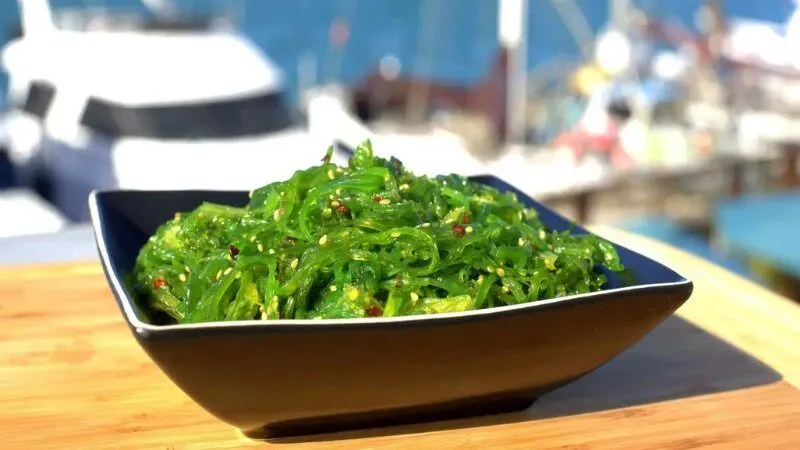 Salad rong biển tươi sốt mè rang